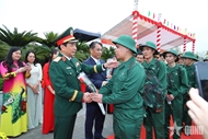 Defense Minister attends military handover and enlistment ceremony in Cao Bang